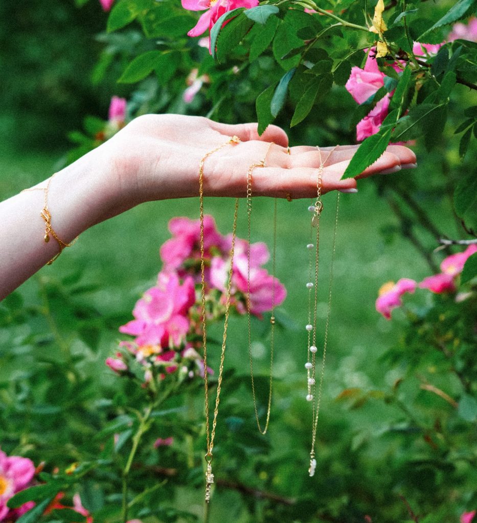Women’s layered necklace in gold with mother-of-pearl blossom.