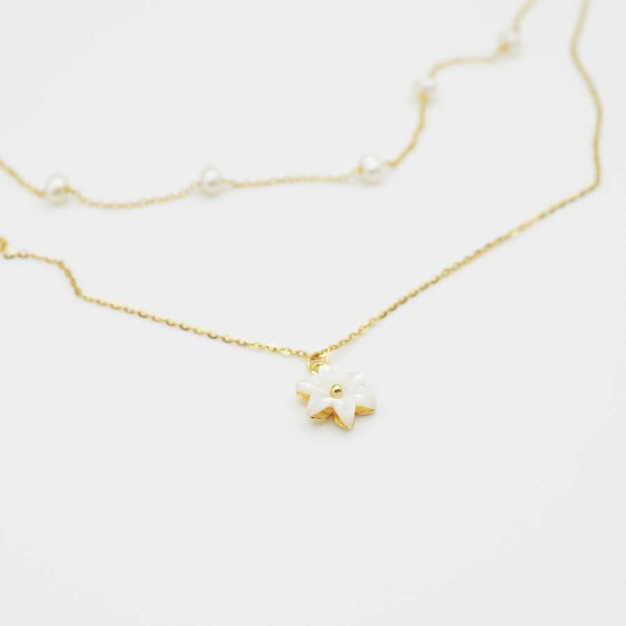 Elegant and layered gold-plated necklace with Mother of Pearl and flower pendant
